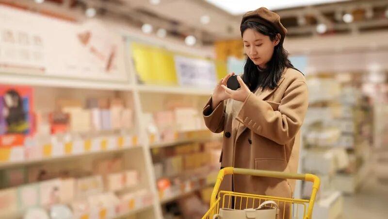 商標護城河 周深如何用幽默筑起藝人IP的產業(yè)版圖